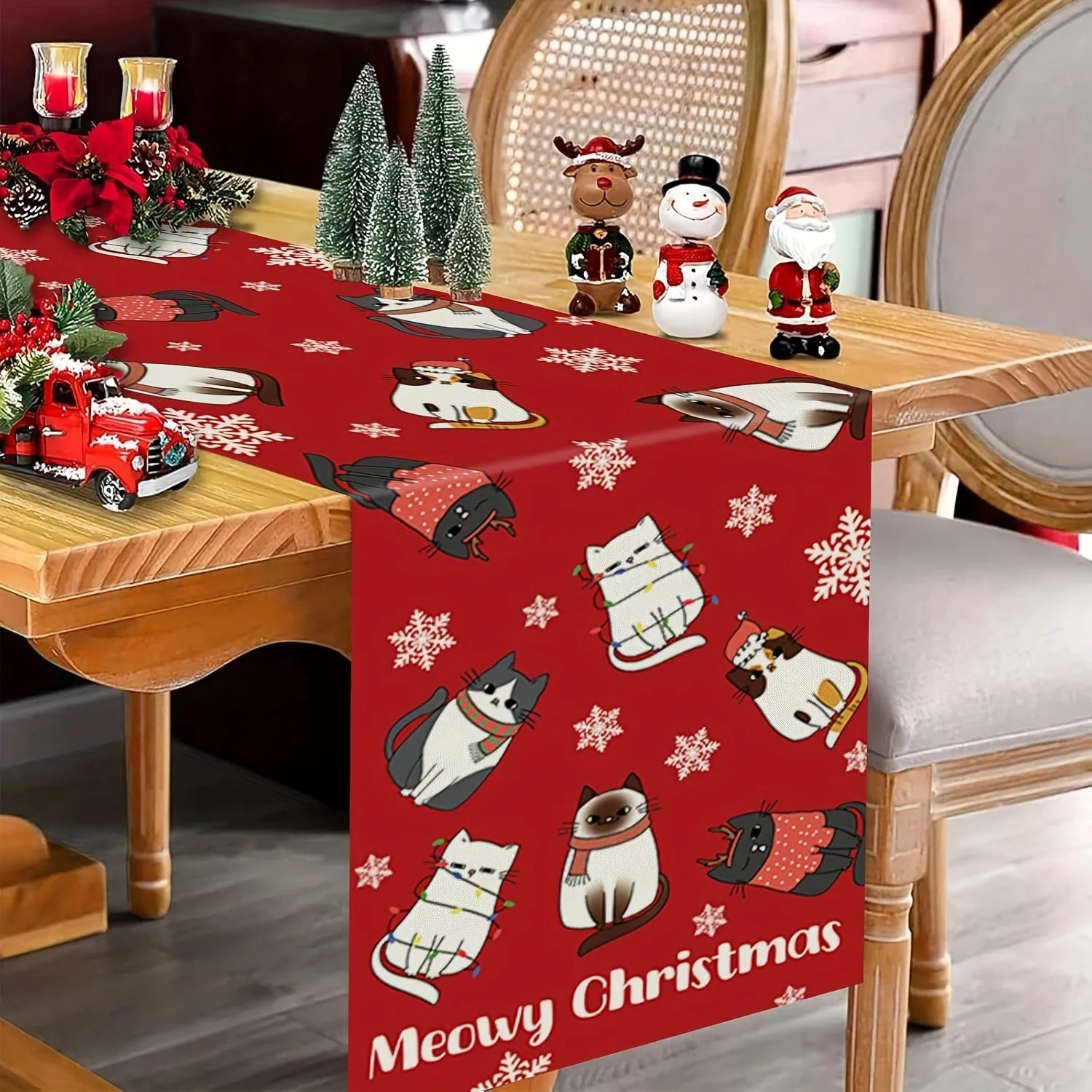 🎄 Caminho de Mesa "Meowy Christmas" Luxo: Gato Fofo, Fundo Vermelho e Flocos de Neve!