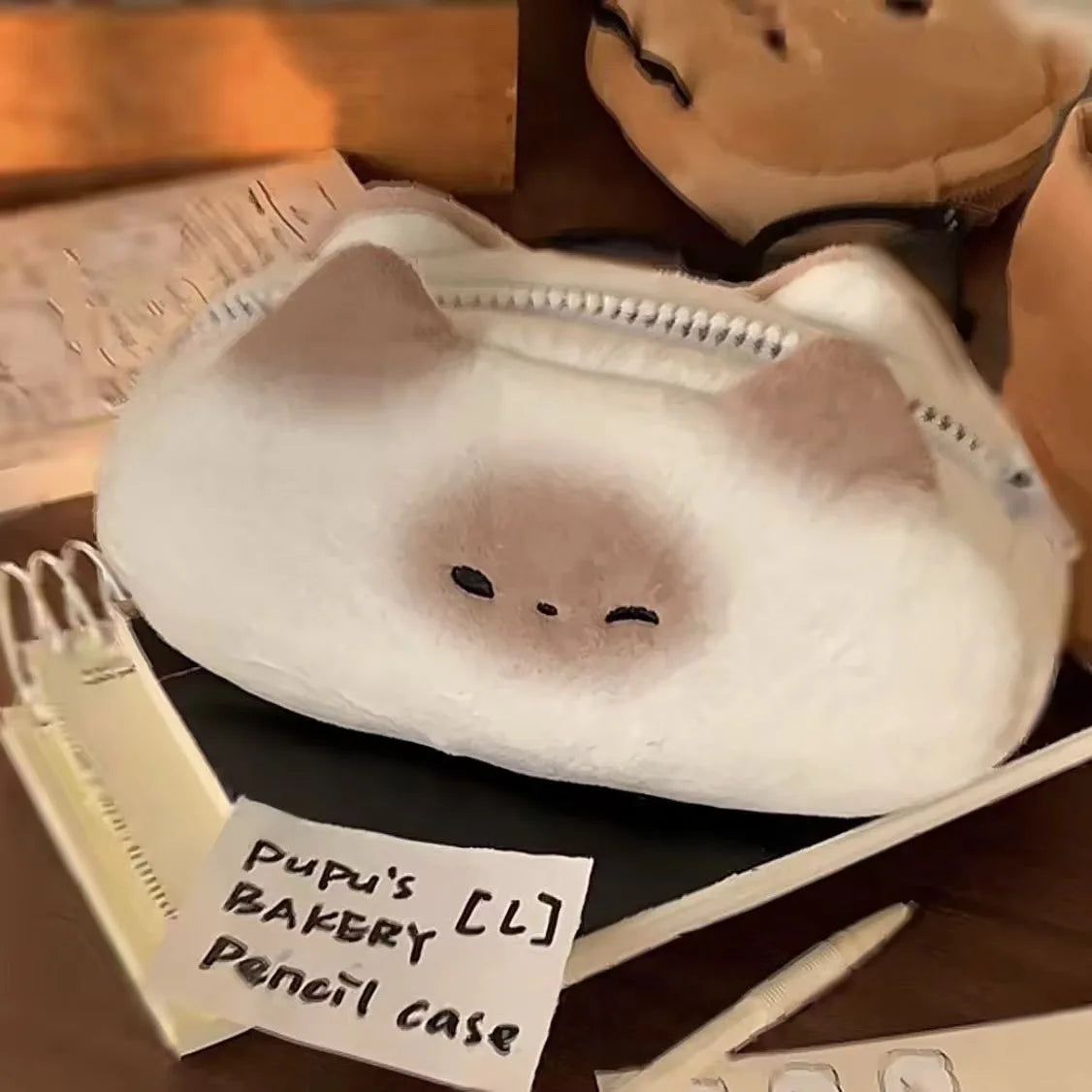🍯 Estojo de Pelúcia Gato Caramelo (Ins Style): Organizador Fofo e Grande Capacidade!