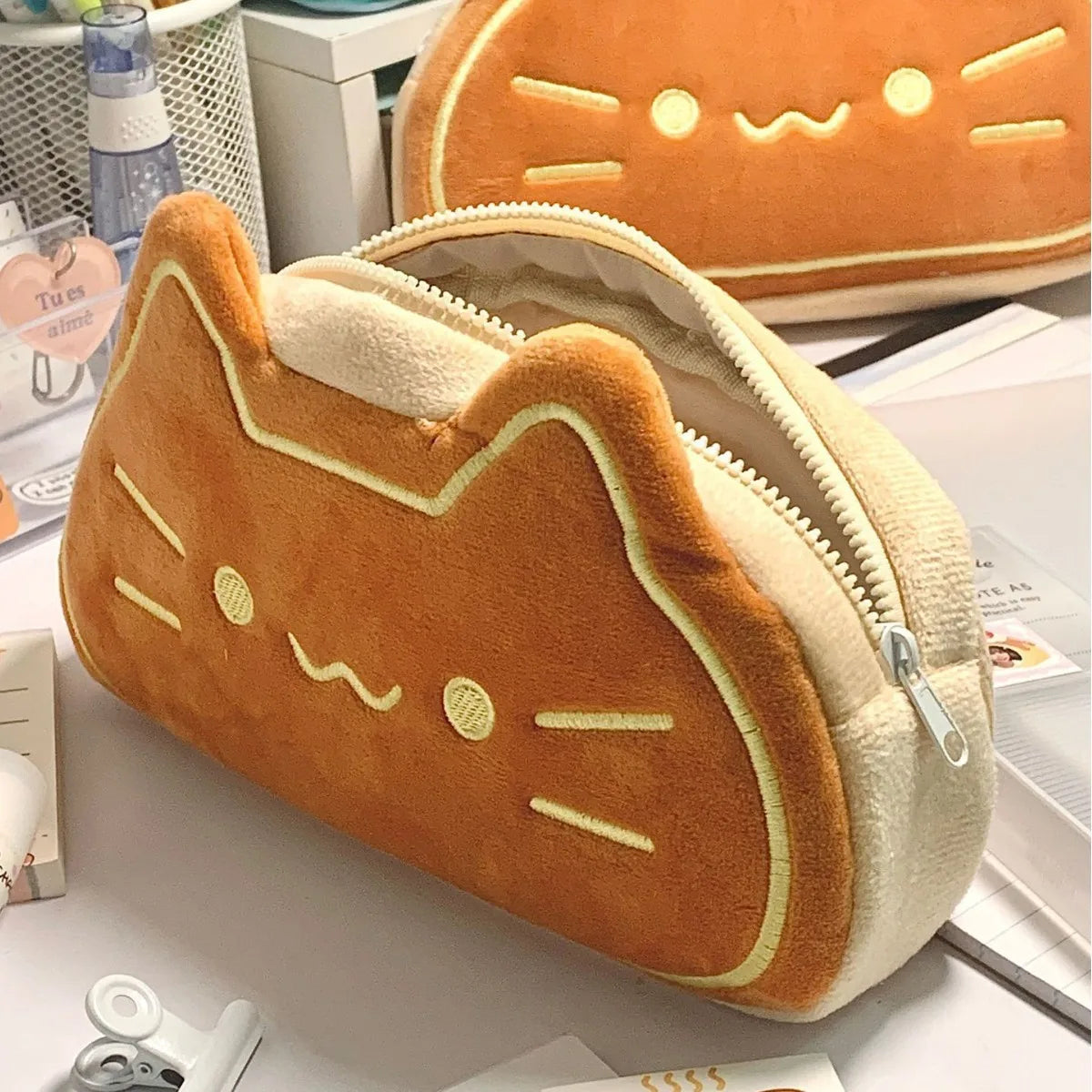 🍯 Estojo de Pelúcia Gato Caramelo (Ins Style): Organizador Fofo e Grande Capacidade!