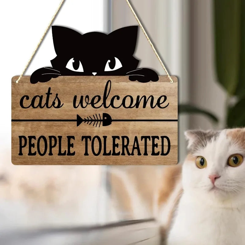 😂 Placa Rústica "Gatos Bem-Vindos, Pessoas Toleradas" – Humor Felino para Casa e Escritório!