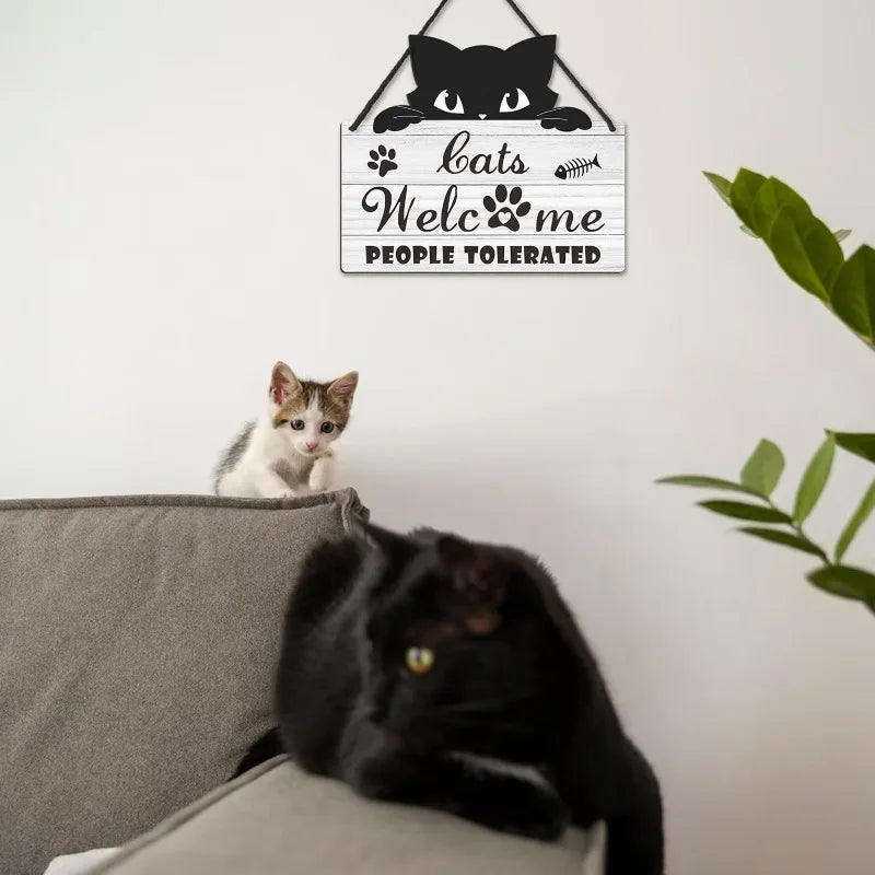 😂 Placa Rústica "Gatos Bem-Vindos, Pessoas Toleradas" – Humor Felino para Casa e Escritório!