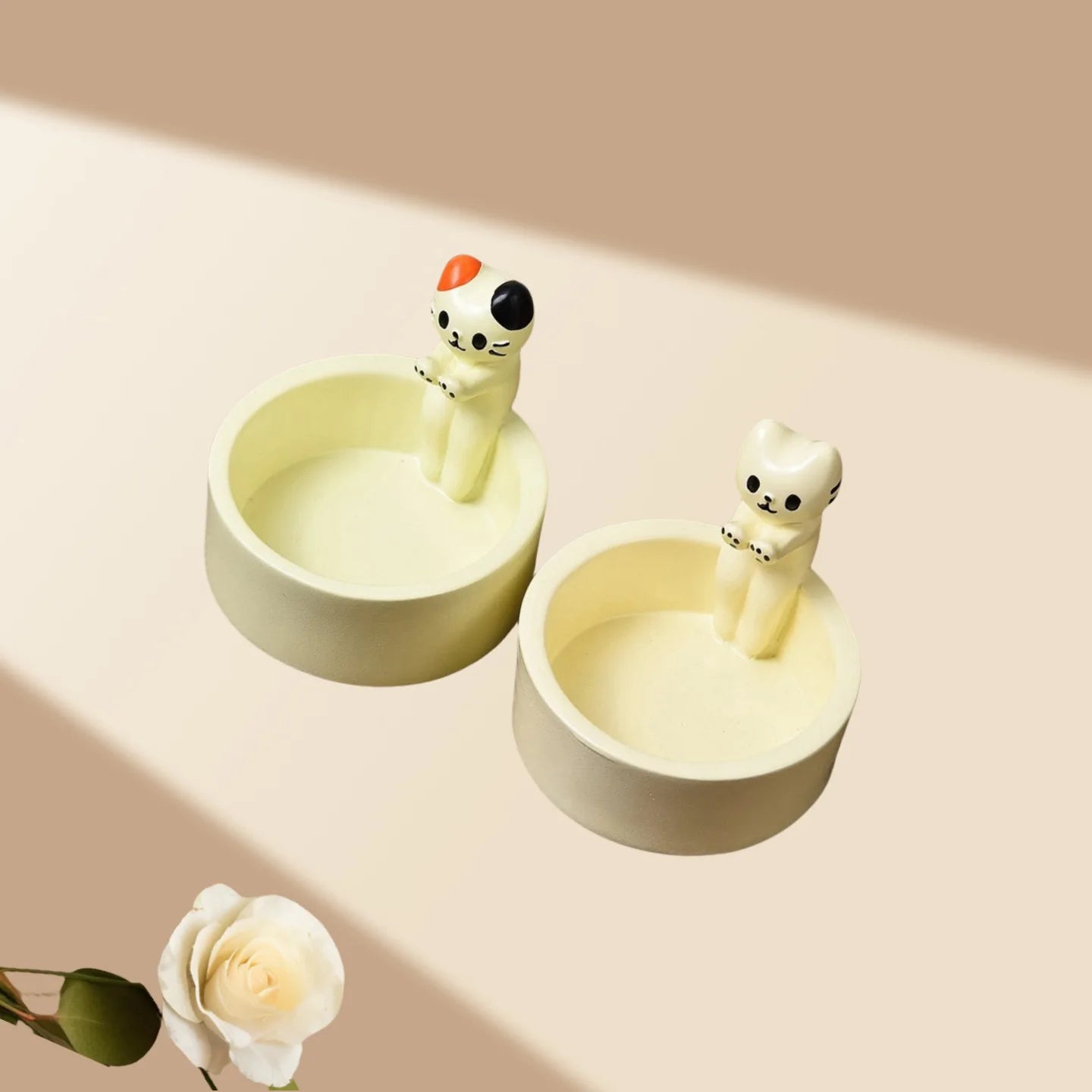 🕯️ Porta-Velas Gato Cartoon: Castiçal Fofo para Tea Lights – Charme na Mesa do Escritório e Casa!
