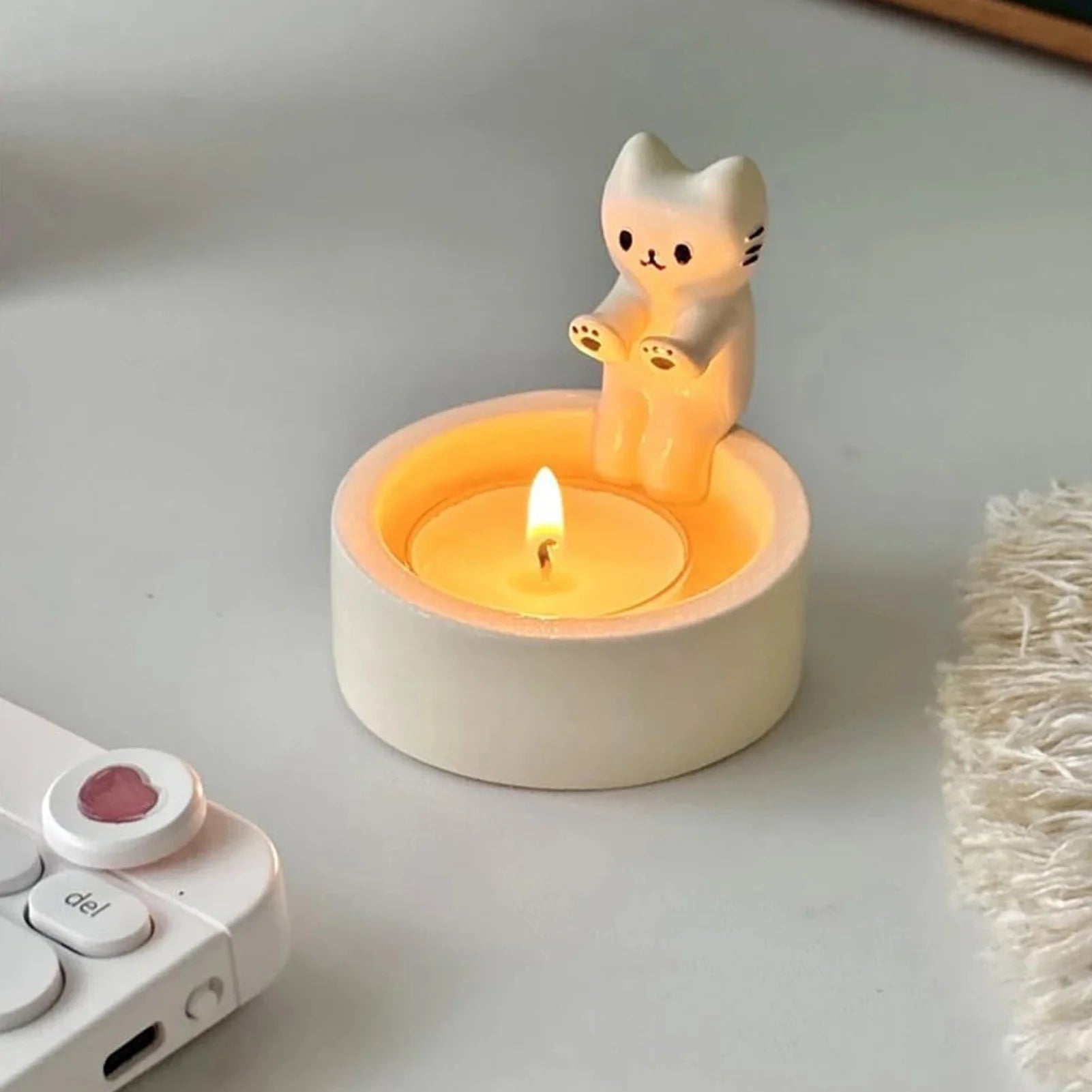 🕯️ Porta-Velas Gato Cartoon: Castiçal Fofo para Tea Lights – Charme na Mesa do Escritório e Casa!