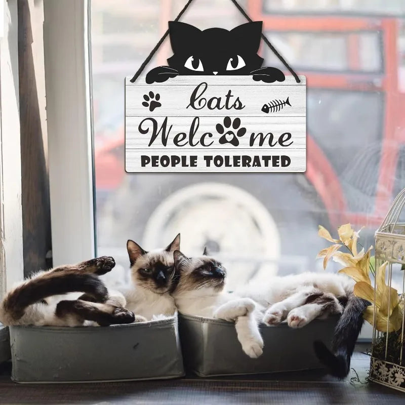 😂 Placa Rústica "Gatos Bem-Vindos, Pessoas Toleradas" – Humor Felino para Casa e Escritório!
