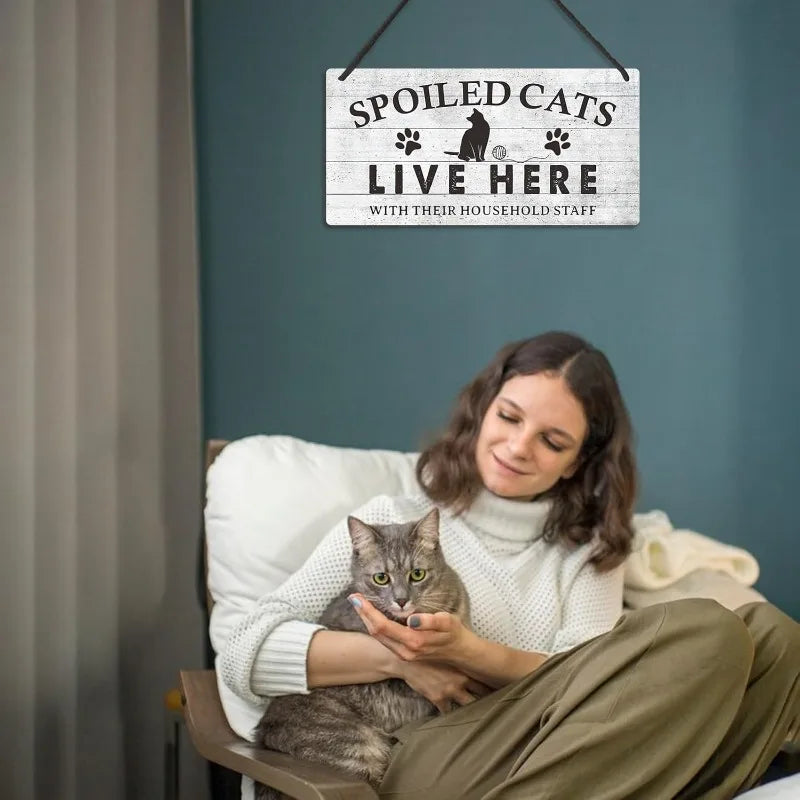 😂 Placa Rústica "Gatos Bem-Vindos, Pessoas Toleradas" – Humor Felino para Casa e Escritório!