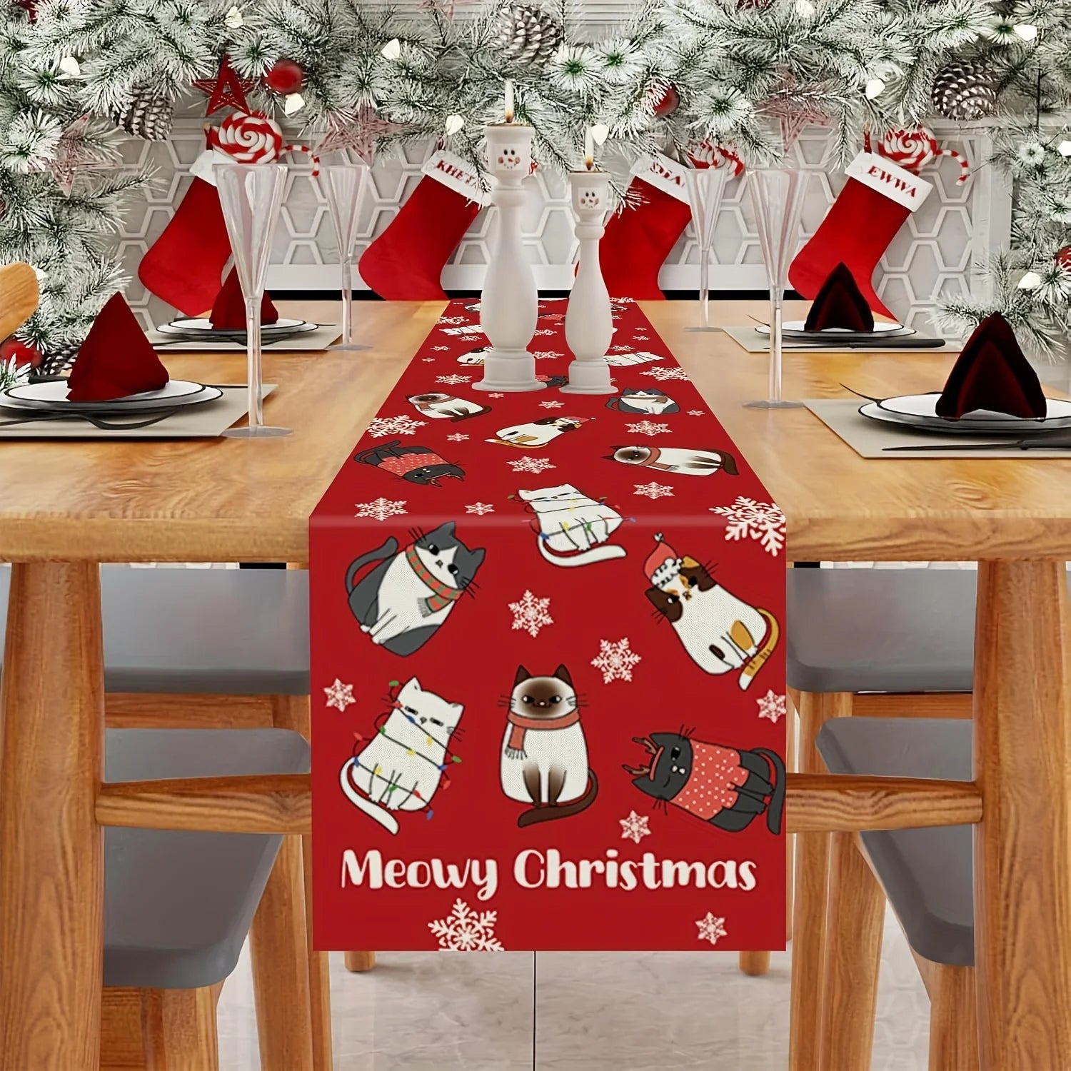 🎄 Caminho de Mesa "Meowy Christmas" Luxo: Gato Fofo, Fundo Vermelho e Flocos de Neve!